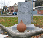 monumento in pietra di luserna