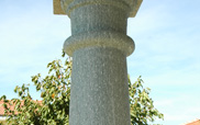 colonna con capitello in pietra tornita